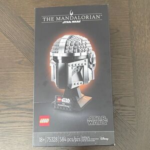 Lego Star Wars Mandalorian Helmet in Silver and Black